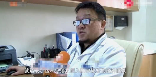 宝宝被育儿嫂倒立甩,妈妈监控看到宝宝翻身差点窒息