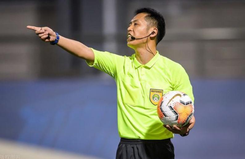 泰山队与广州队的比赛中,裁判一个“双标”判罚打脸央视解说员