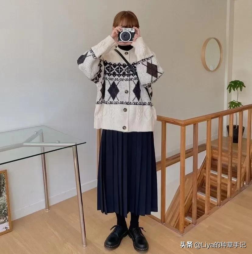 大毛衣半裙过年最显气质穿搭,毛衣半裙冬季