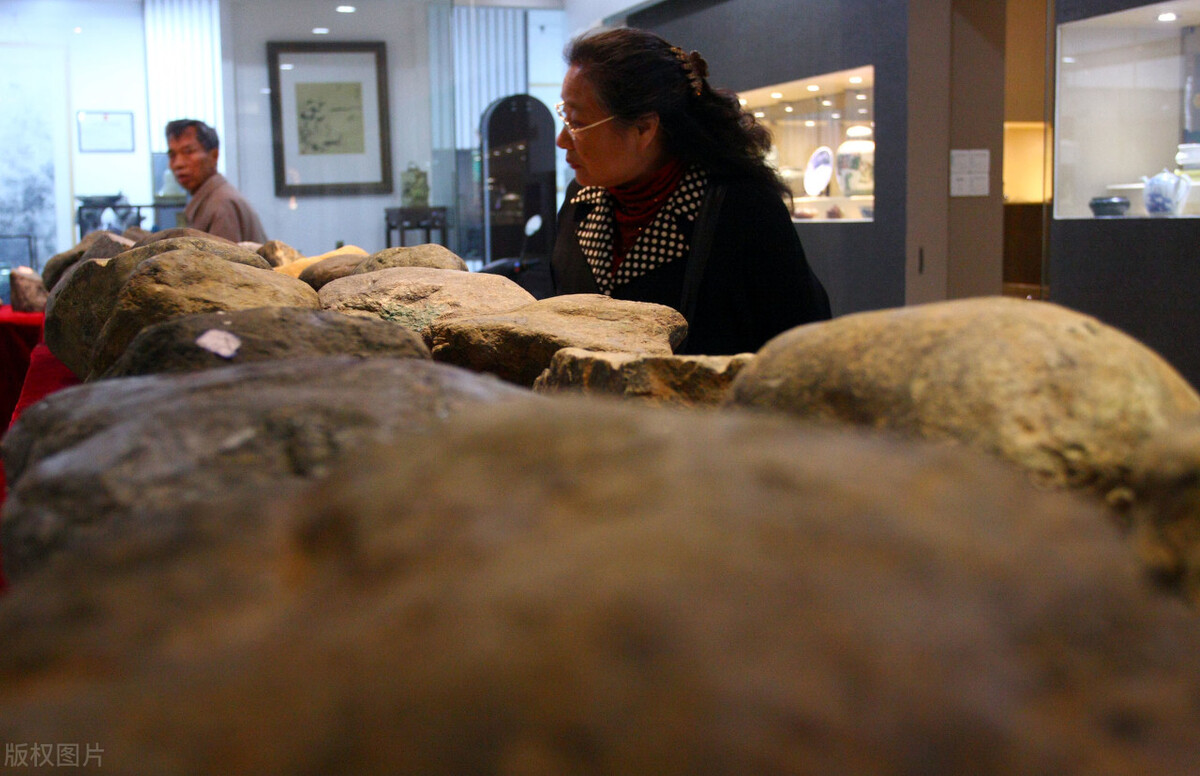 网络直播赌石骗局大揭秘,央视曝光直播间赌石骗局