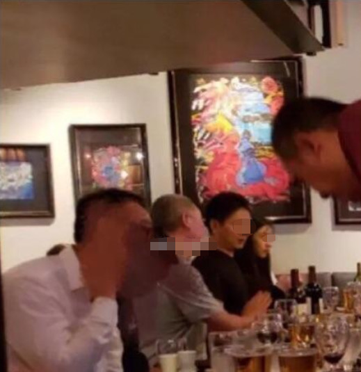 全裸迫女生洗鸳鸯浴，私人助理首发声，爆东哥案细节