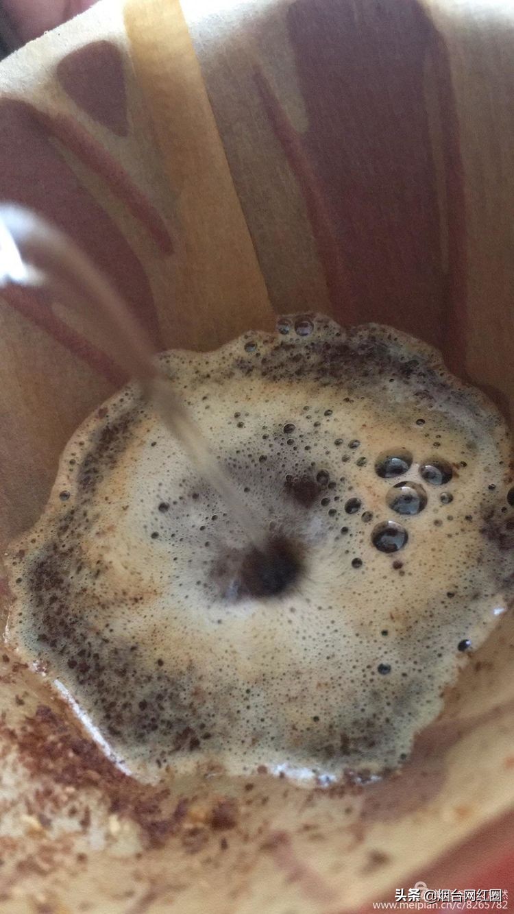 喜欢咖啡，因为那种独特的色香味。色泽凝重，透着忧郁和冷寂