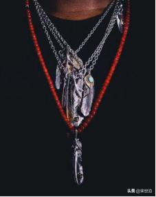 如何用小小的配饰搭配出百变风格 (小众配饰搭配方法)