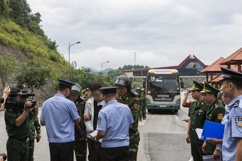 最近抓的网络跨国赌博案,中越联合抓捕诈骗现场