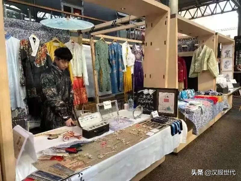 在国外摆摊试穿汉服,欧洲卖汉服生意好吗