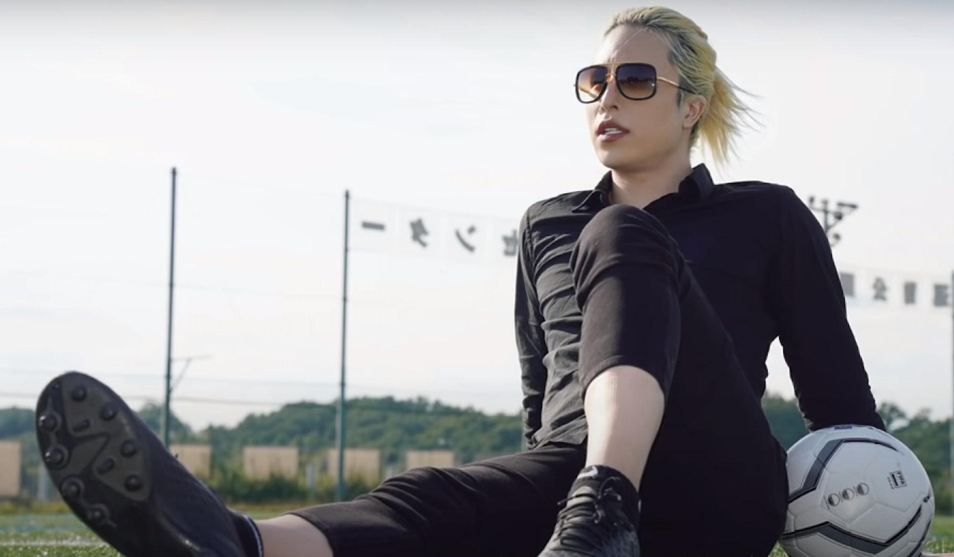 日本“帝王级”牛郎返母校，遇最怕的人秒乖巧，外形变化大遭调侃