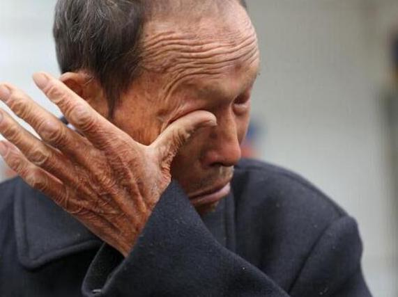 父亲深夜哭泣,父亲哭泣自责