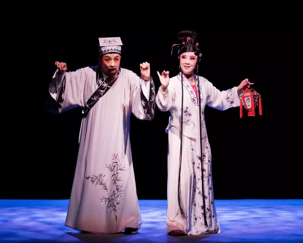 一个想变成蚯蚓的男人,和一个想变成鹅的女人