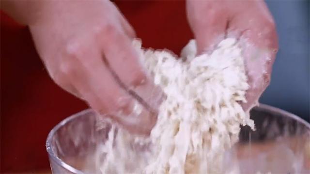 和面做到一半粘手怎样补救,和面一直粘手怎么办