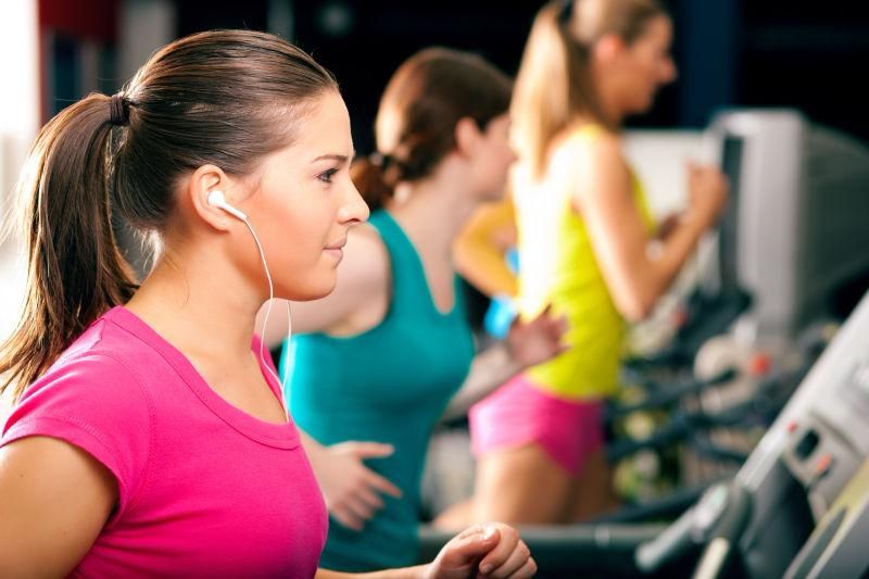 使用跑步机安全注意事项,正确使用跑步机不伤腰