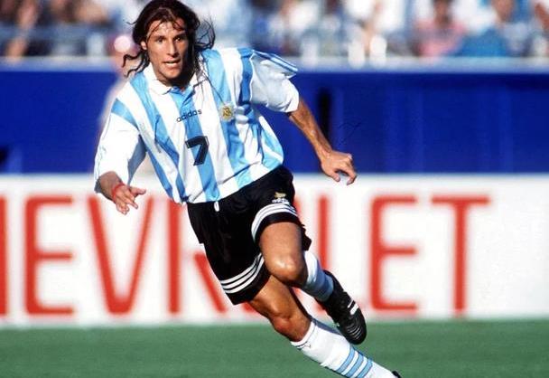 足球天才降临阿根廷，曾遗憾错失世界杯，疯狂激吻男队友！