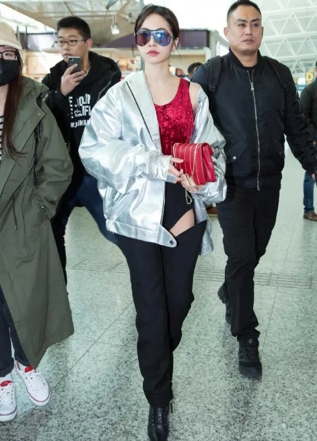 蔡依林戴帽子银色开叉裙,蔡依林上衣露肩女王范