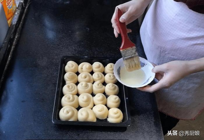 普通面粉自制蜂蜜小面包,3分钟制作蜂蜜小面包香甜酥软