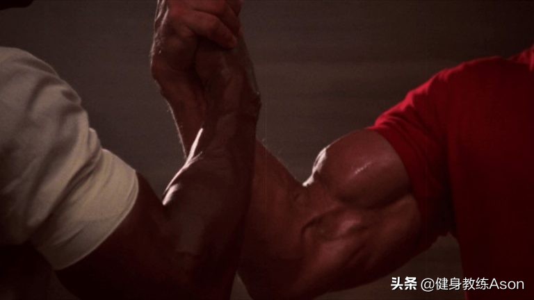 想要强壮手臂4个动作让你练出来,15斤哑铃能练出多少厘米粗壮手臂