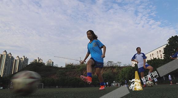 华龙20•人物回访|大山里的留守女童怀揣足球梦闯入更大“赛场”