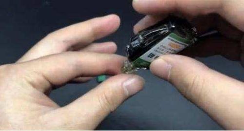 502胶水粘住了手怎么办小妙招,502胶水粘到手用什么方法可以解除