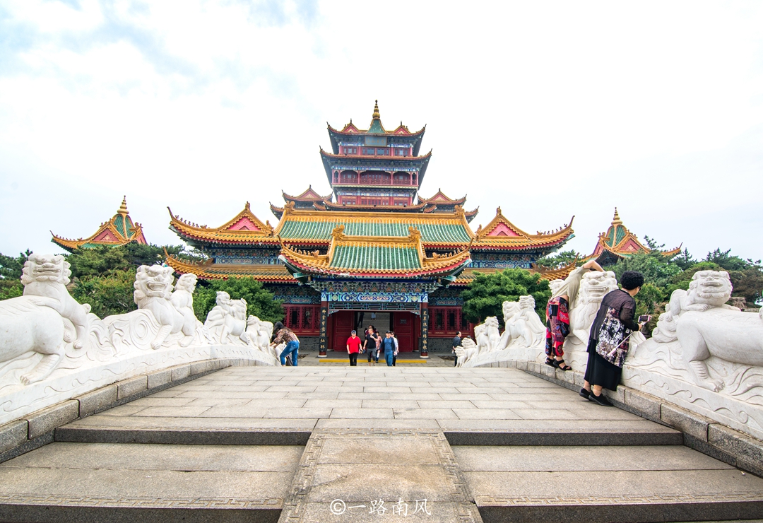 山东蓬莱有“三座仙山”,流传着长生不老药的传说,游客如入秘境