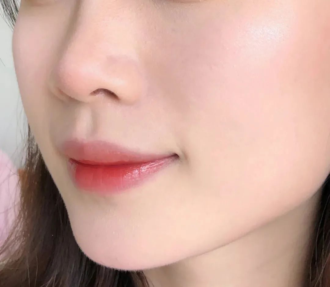 全身喷满防水喷雾,防晒美白嫩亮肌肤