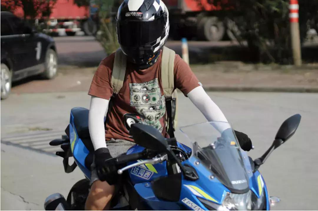 「故事」27岁男孩靠拍女装视频走红网络，他用行动证明越坚持越幸运