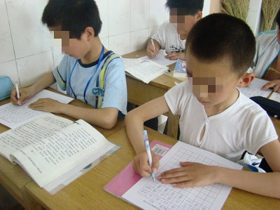 儿子被罚抄“足”字，宝妈看到作业后哭笑不得，网友：灵魂写手