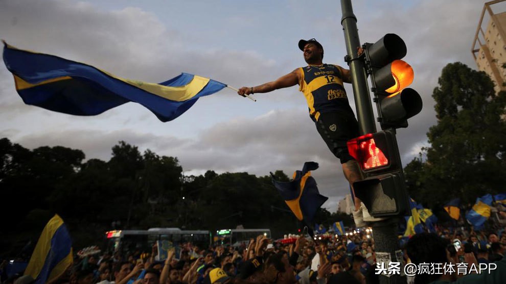 博卡球迷为决赛离婚卖车辞职!极端球迷领袖:我就是来过圣诞