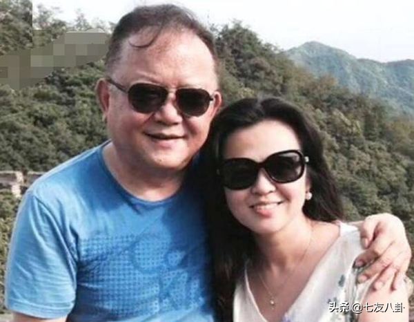 王刚三婚娶小20岁娇妻，老来得子儿孙同岁，72岁仍奔波自找罪受？