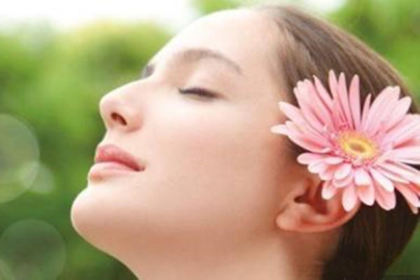 下眼角皱纹怎么消除简单方法,如何去眼角皱纹最有效的方法