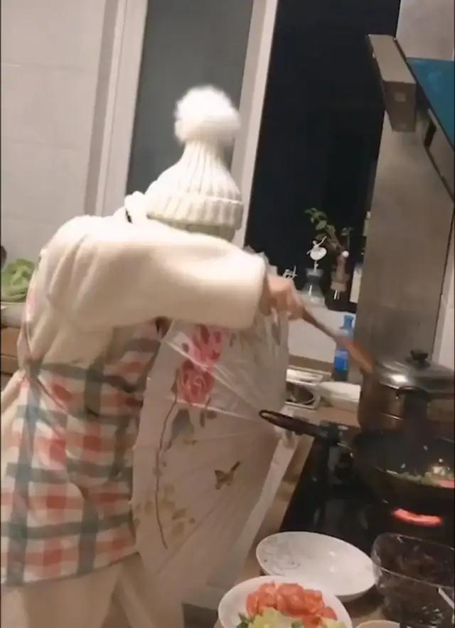 哈哈哈哈哈哈我笑到我妈把鞋塞我嘴里