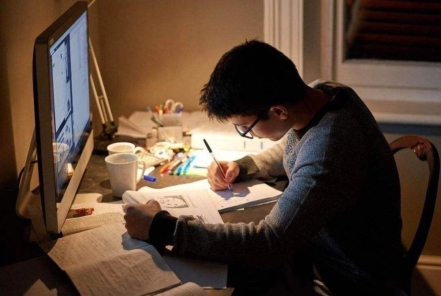 孩子在家上网课用眼睛过度,孩子在家上网课怎么预防近视