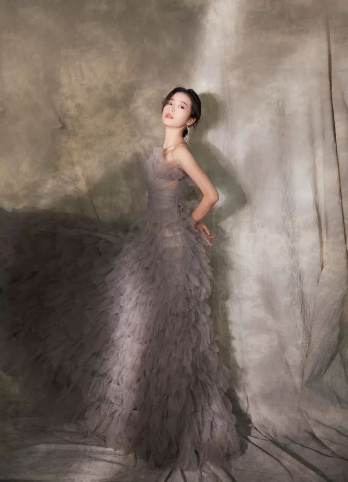 周雨彤蝴蝶结礼服,周雨彤新戏互撩