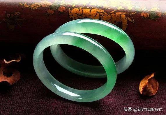 新手小白如何挑选玉石手镯,玉石手镯和黄金哪个更合适