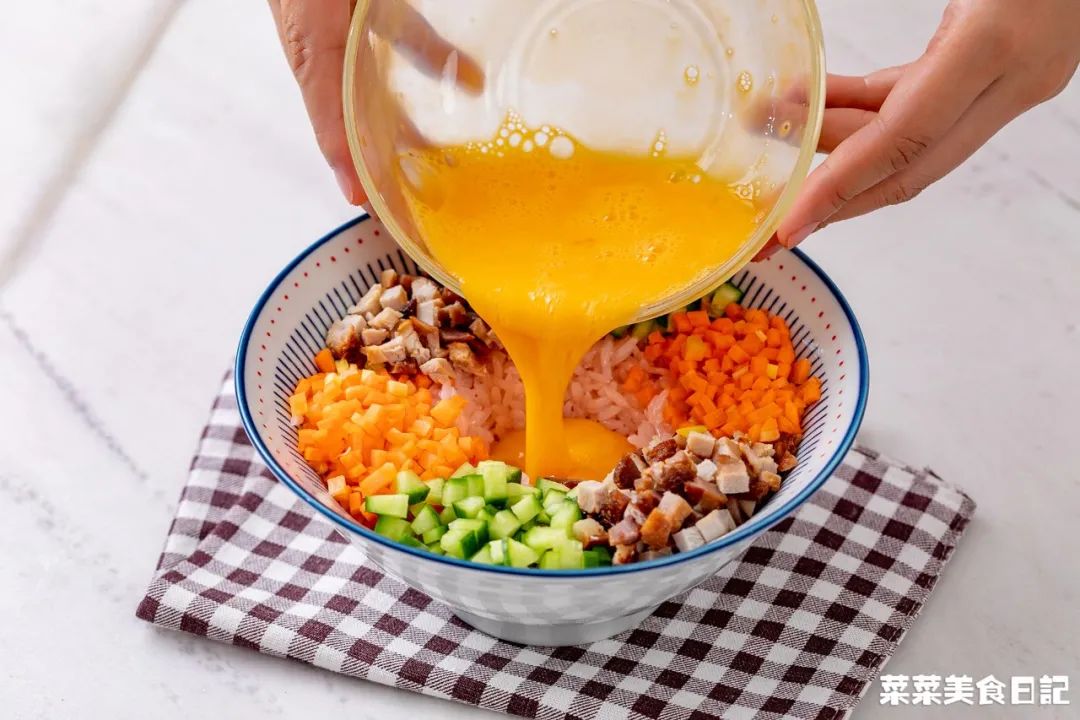 上班族午饭微波炉加热,微波炉解决一日三餐