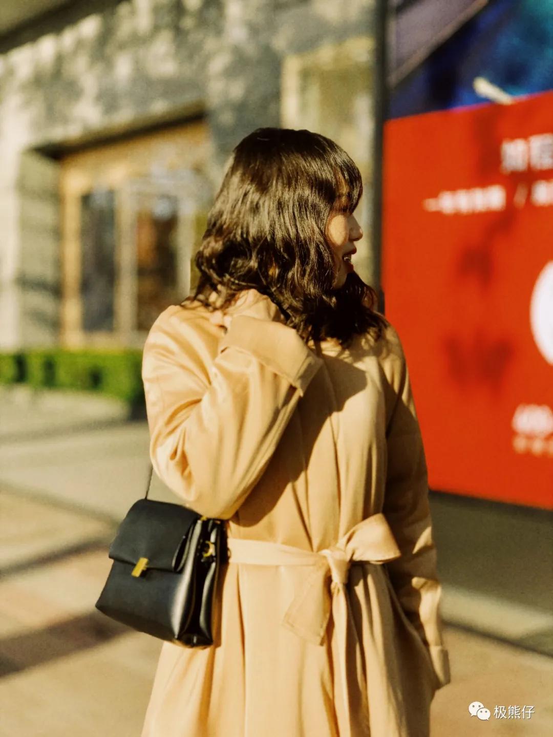 今天背什么｜魔都的“欧洲小镇”上，女神们都背什么包*过包**节呢？