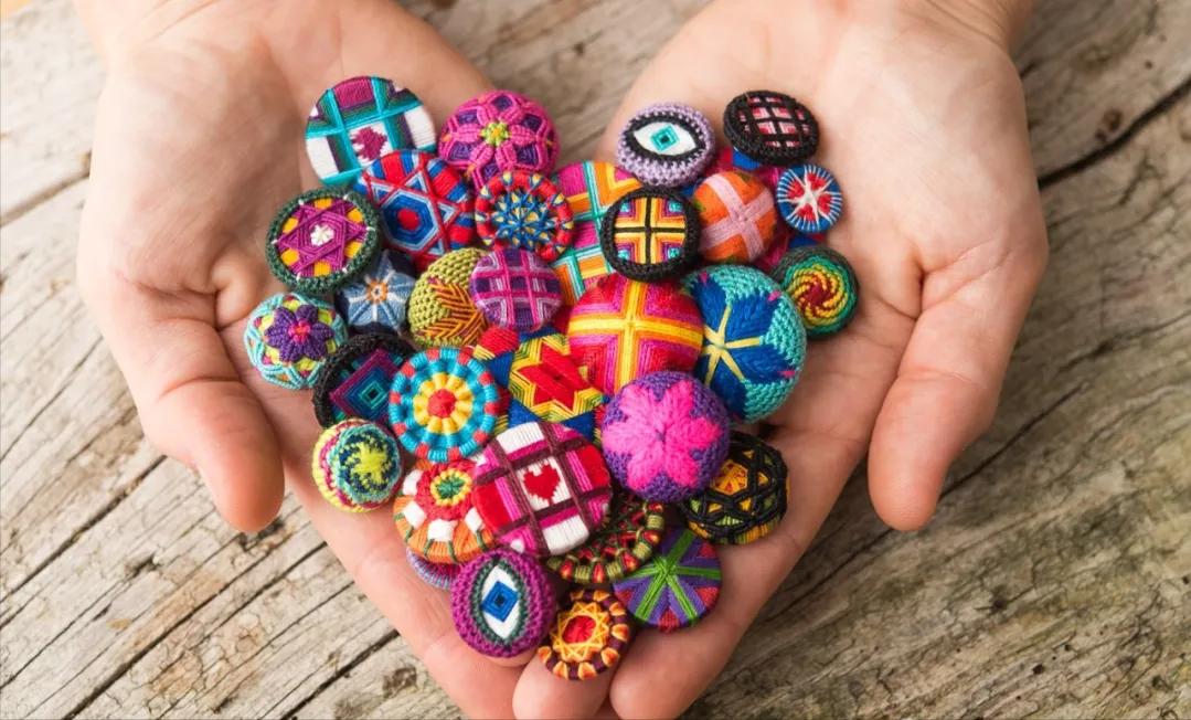 一个圆周边加一点装饰,用彩线做简单的小装饰