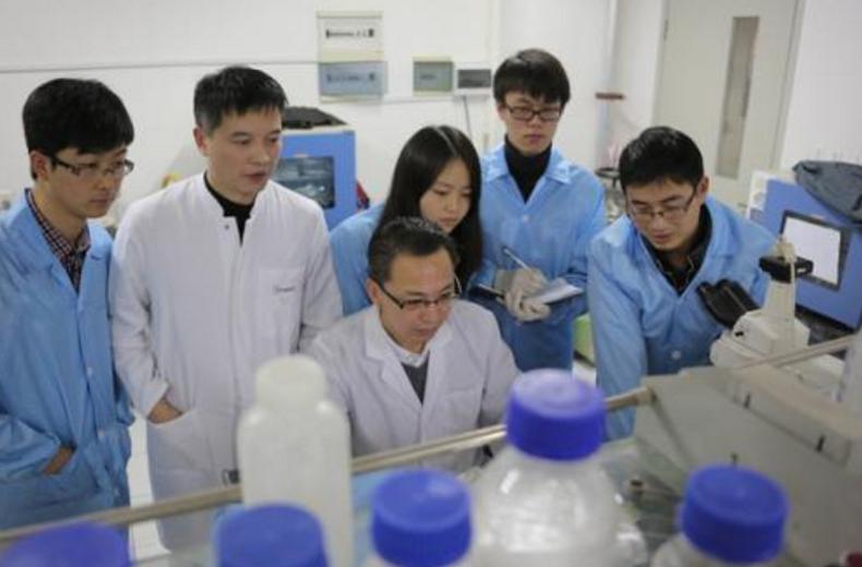 导师好心建议研究生“换头像”，被全网声讨：这是师生PUA啊