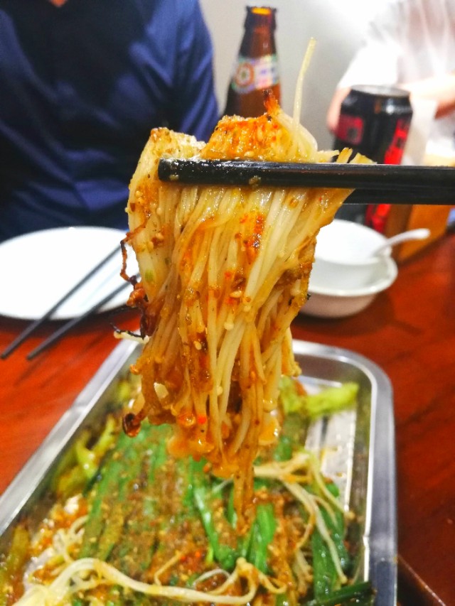 郑州十里铺街，来自于济源的知名炒鸡光光酱，味道果然可带劲儿啊