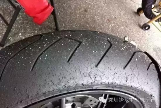 摩托车轮胎在弯中永远处在滑动状态