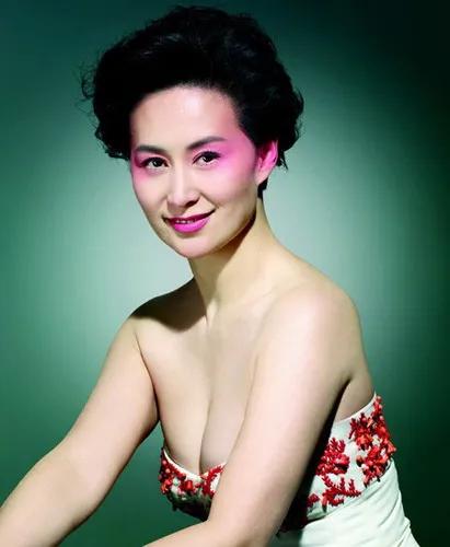 赌王七个美貌的女人,赌王的4位太太中谁最受宠