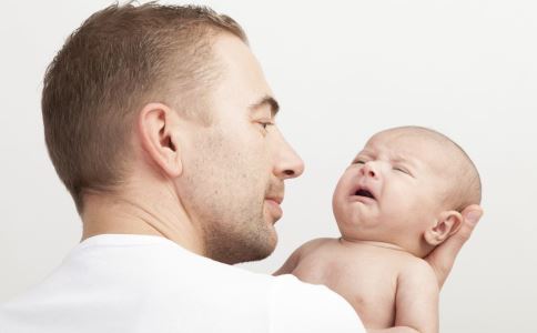 婴儿老是闹人怎么办,婴儿每天闹夜有什么好办法