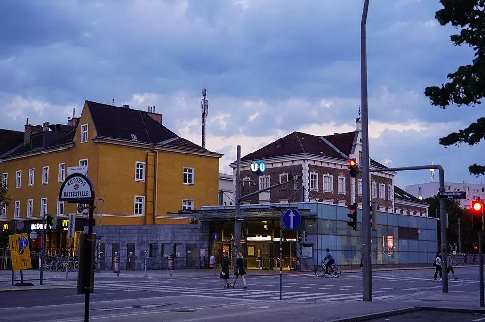 公共停车位被电动车霸占违不违法,电动车占用公共停车位的行为