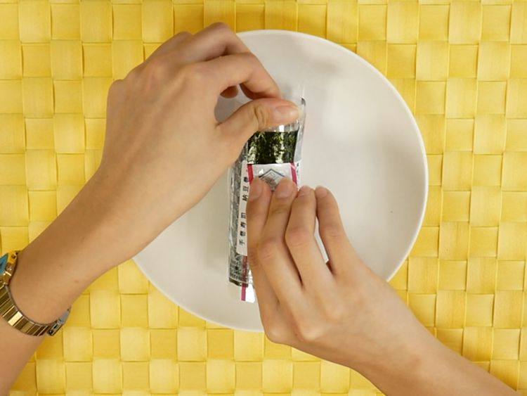 便利店的饭团怎么完整的取下来,便利店的那种饭团包装怎么打开