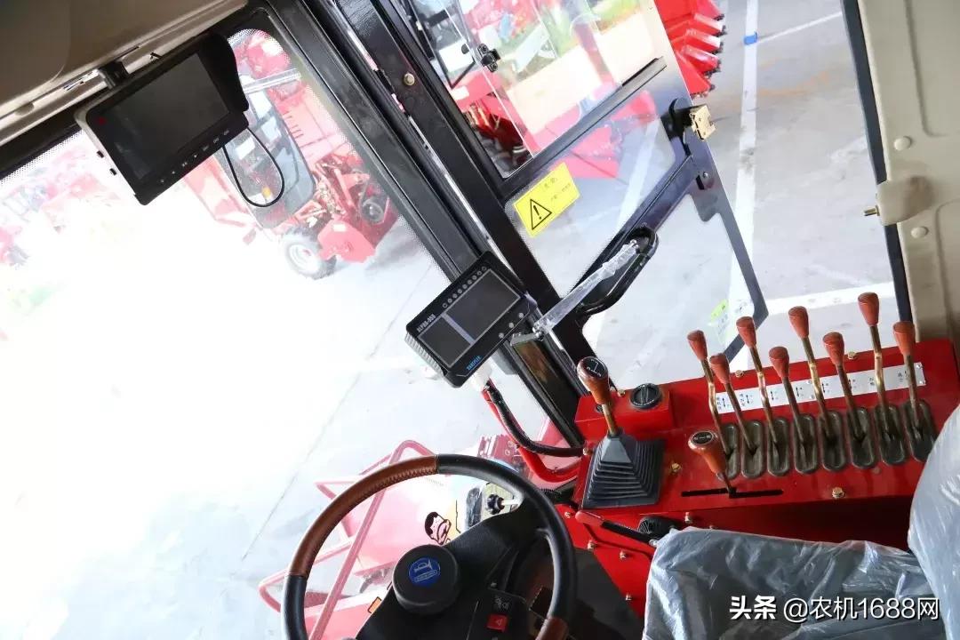 勇猛玉米收割机2021年补贴多少钱,17年的勇猛玉米收割机能卖多少钱