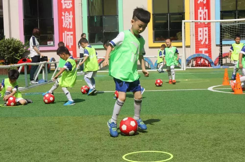 中国媒体团考察,探访全国足球特色学校