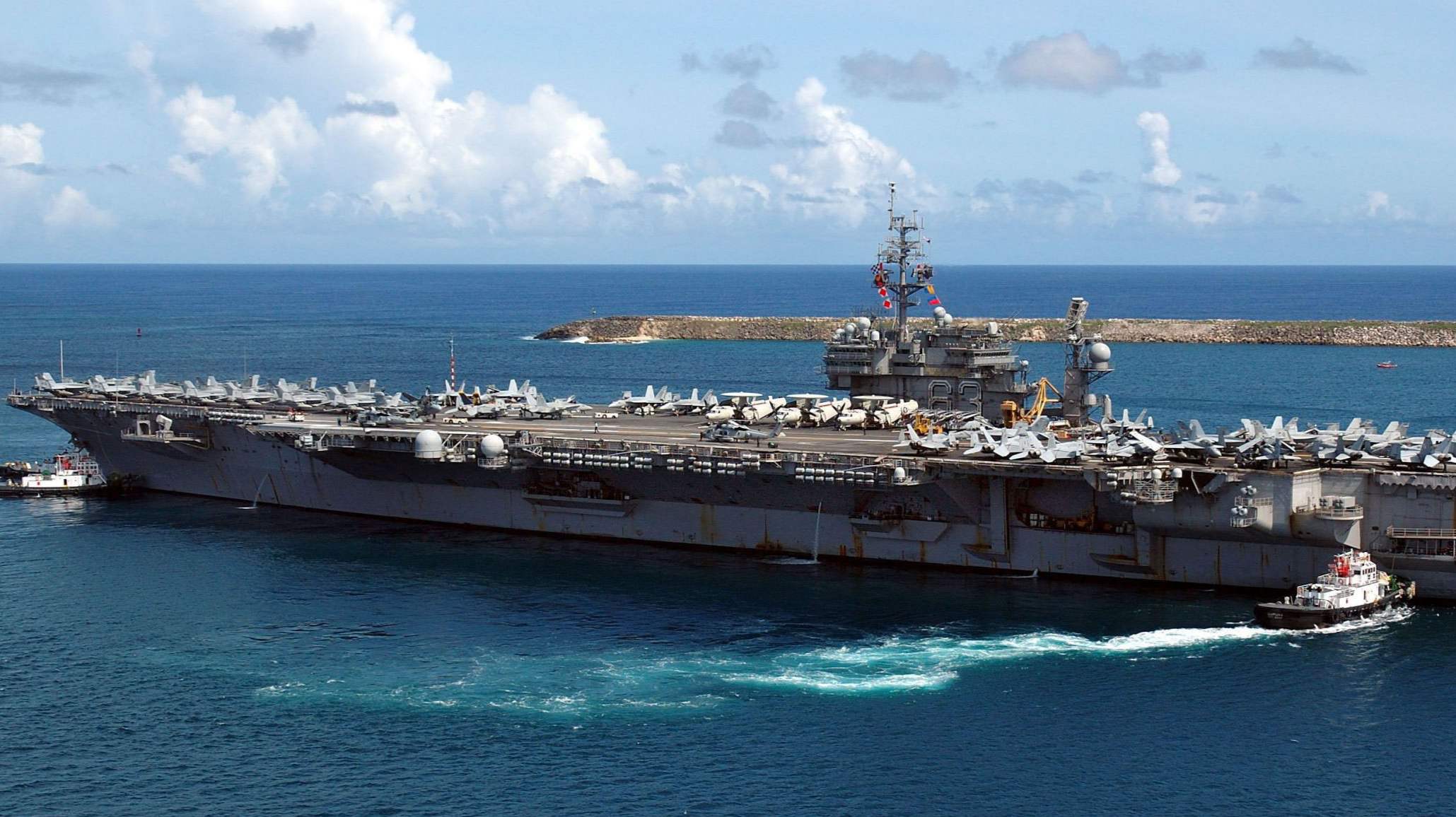 排水量80000余吨,排水量达到惊人的12万吨