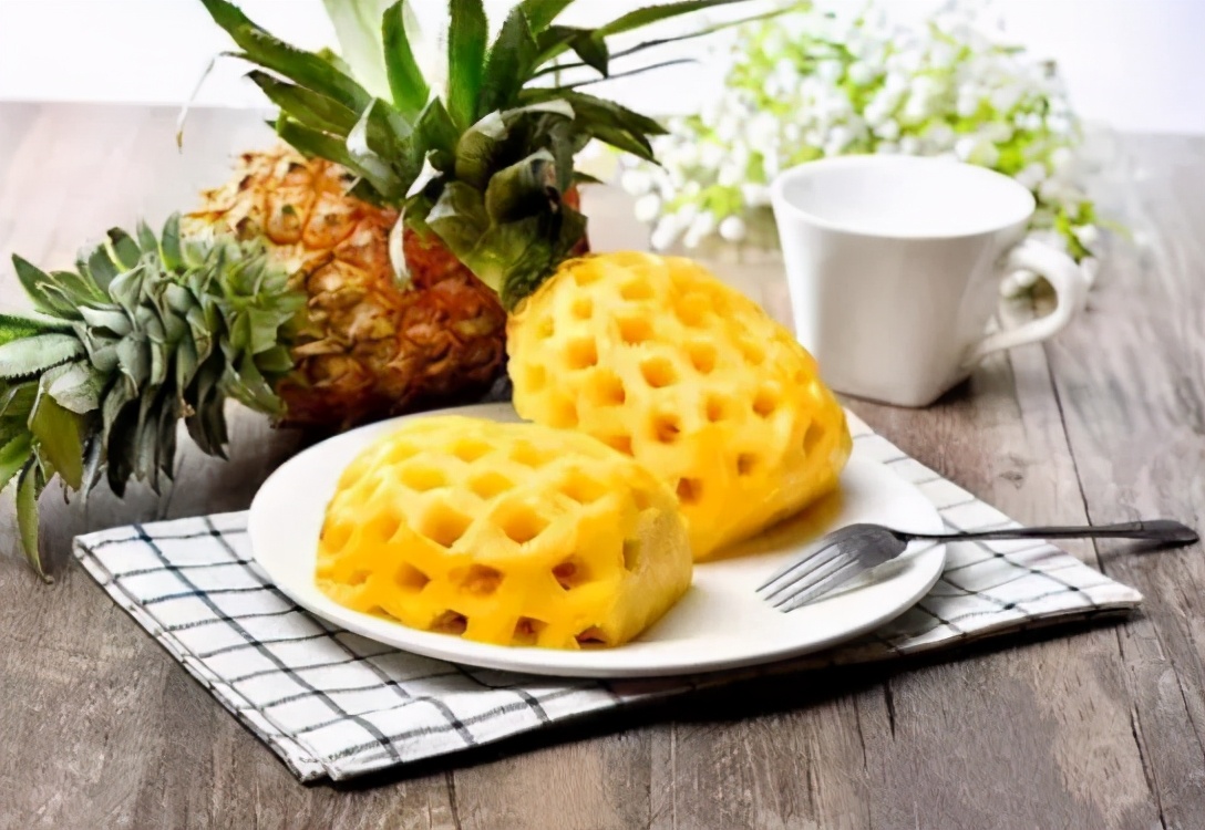 吃菠萝总“麻嘴”？别再泡盐水了，只需一步，不麻嘴，脆爽又甘甜