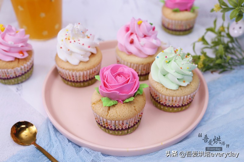 奶油纸杯蛋糕制作方法全过程,零失败的纸杯蛋糕详细做法教程