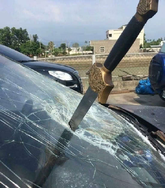 16岁小孩蹲草丛大喊德玛西亚入迷,德玛西亚真人版搞笑段子