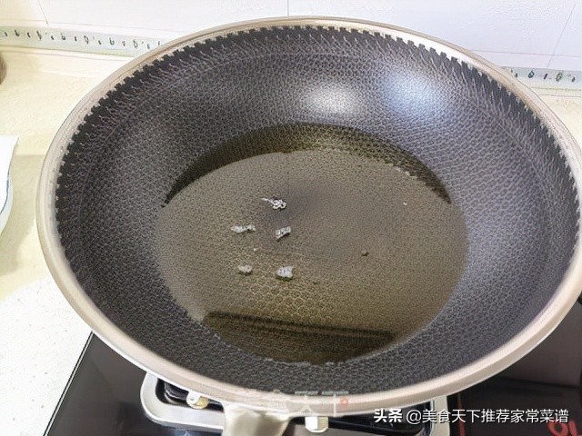 美食视频大全炸小油条做法,炸油条美食视频做法大全