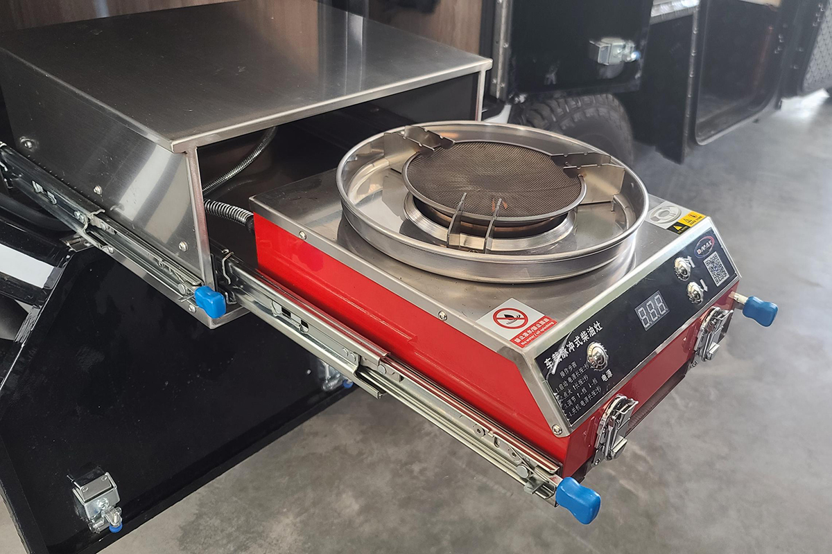 新款国六麦卡单排越野房车,定制四驱越野全地形b型长轴房车