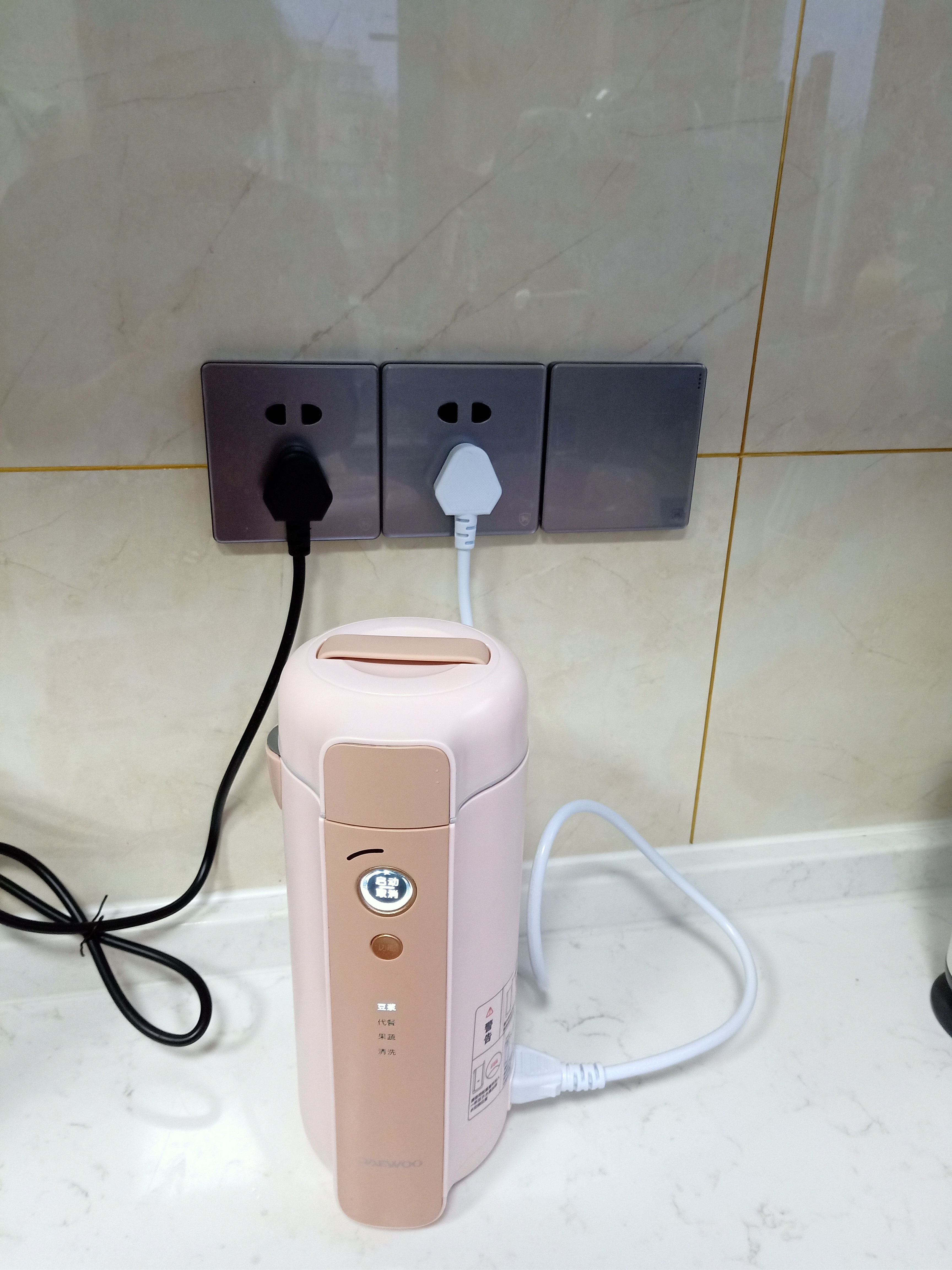 1个人吃饭真妙,不炒不煮不用锅,网友:减肥又营养,难怪身材好